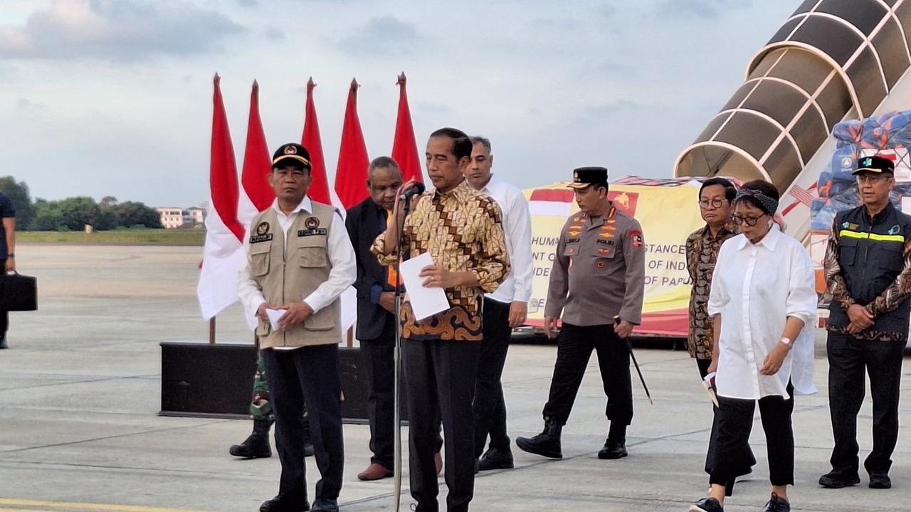 Presiden Joko Widodo atau Jokowi melepas bantuan kemanusiaan untuk korban bencana tanah longsor di Provinsi Enga, Papua Nugini serta bencana gempa di Afghanistan yang terjadi pasca Oktober 2023.