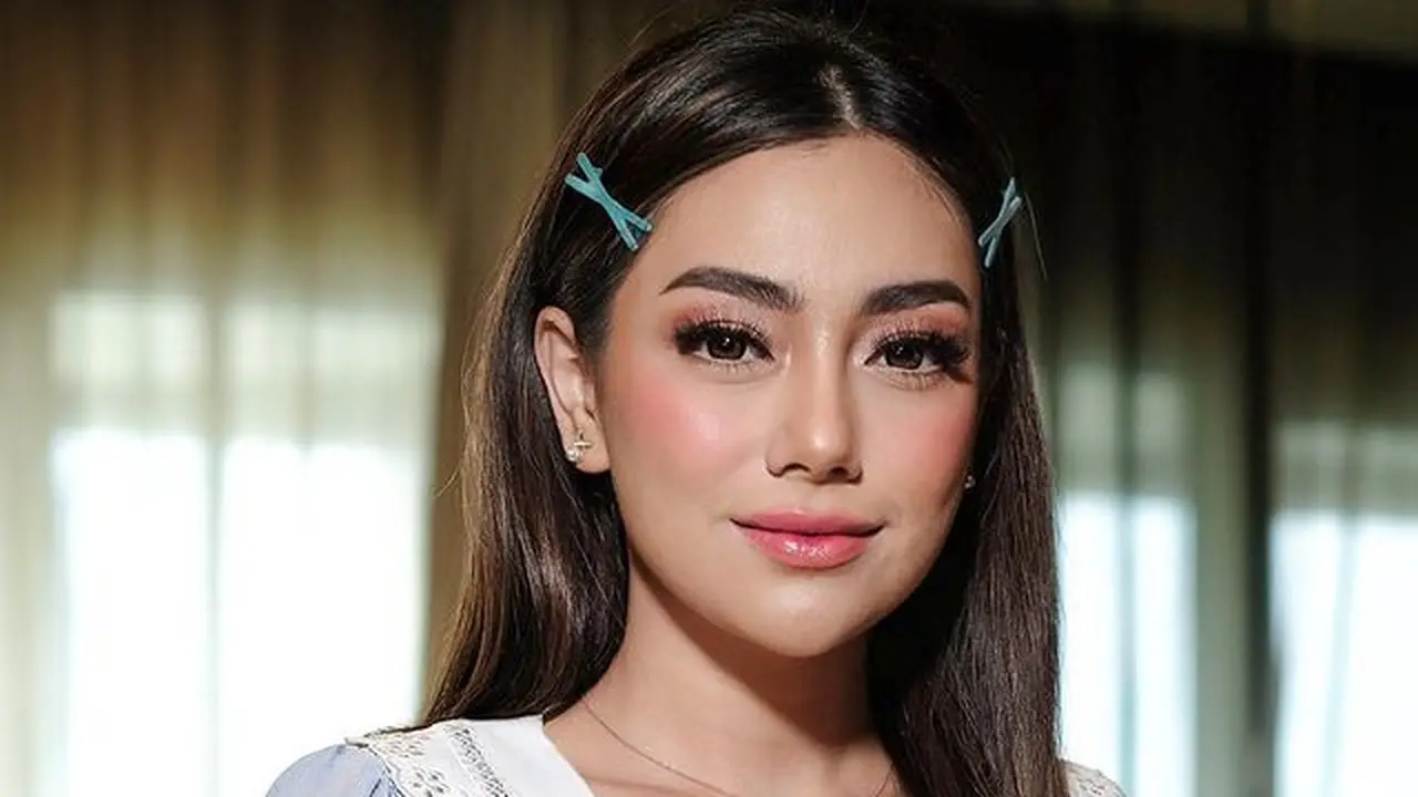 Celine Evangelista dengan makeup flawless (Instagram/celine_evangelista)