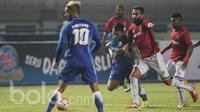 Gelandang Persib Bandung, Dedi Kusnandar, berusaha melewati gelandang Bali United, Marcos Flores, saat laga uji coba melawan Bali United di Stadion GBLA Bandung, Jawa Barat, Sabtu (8/4/2017). (Bola.com/Vitalis Yogi Trisna)