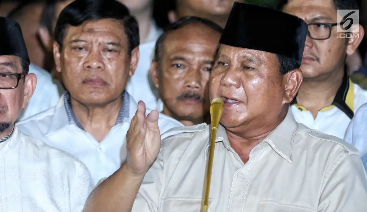 Calon presiden no urut 02 Prabowo Subianto bersama Badan Pemenangan Nasional (BPN) memberikan pidato politiknya di Kertanegara, Jakarta, Rabu (17/4). Pada pidatonya Prabowo tegas dan yakin sudah menjadi pemimpin bangsa Indonesia berdasarkan hasil real count BPN. (Liputan6.com/Johan Tallo)