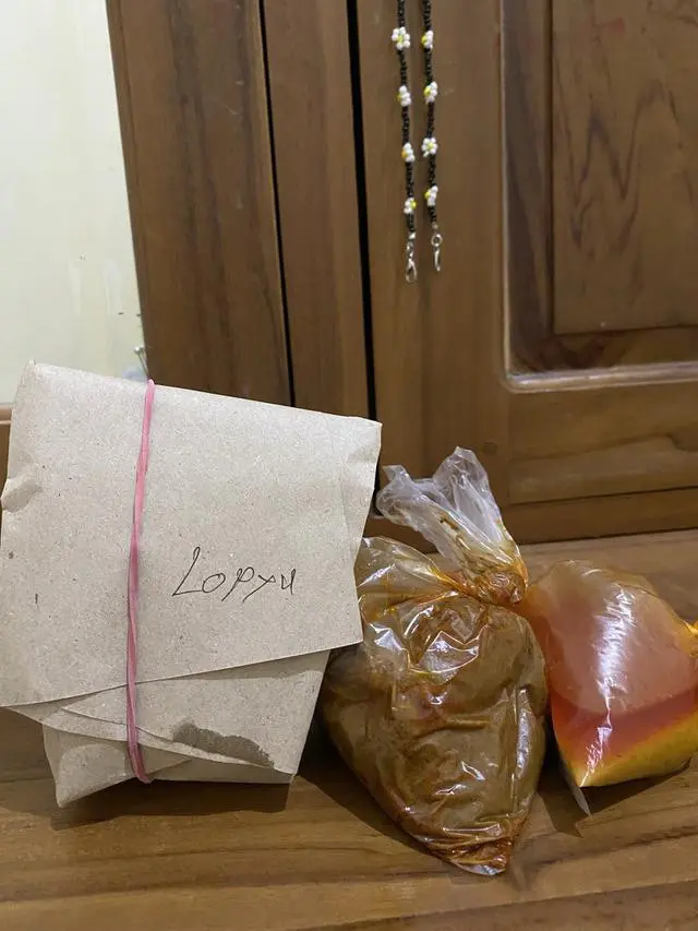 9 Kertas Nasi Bungkus Ini Nyeleneh Banget, Bikin Tak Fokus Makan