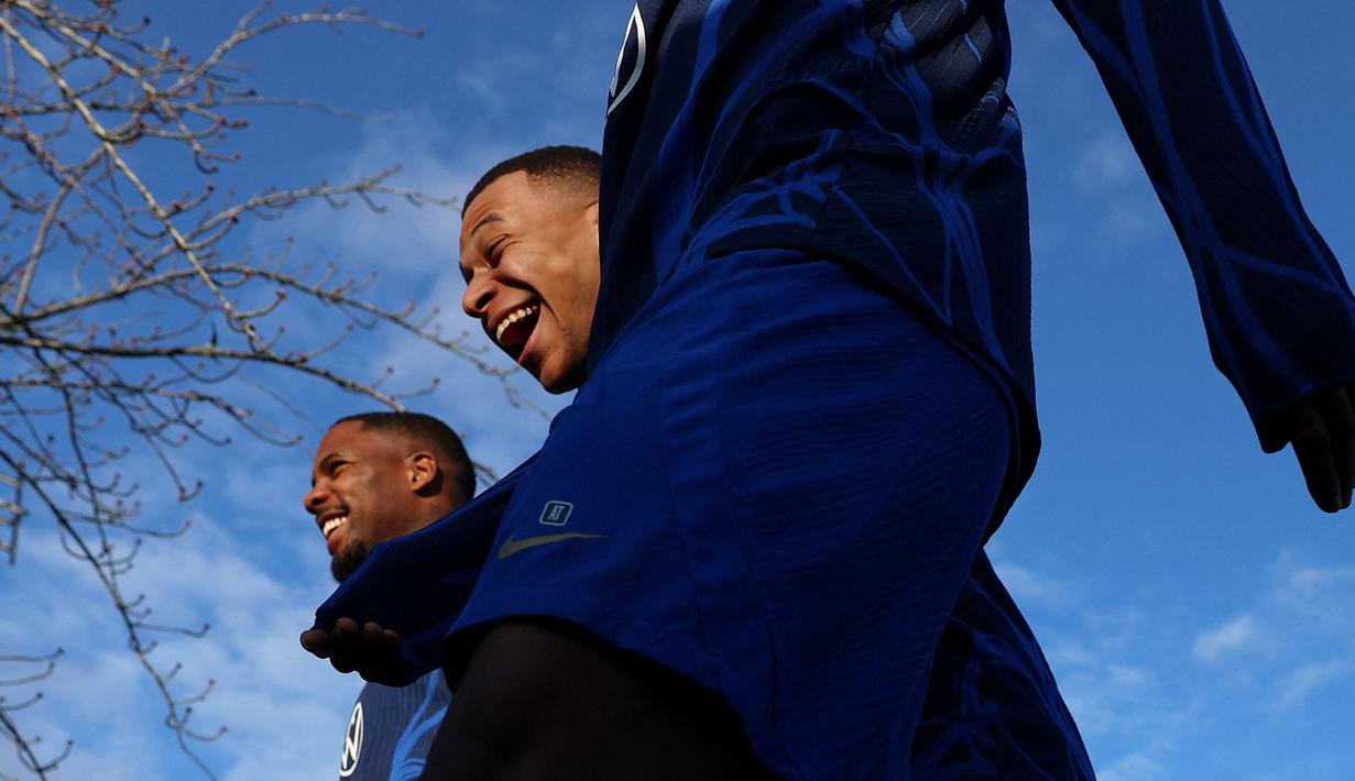 Pemain Timnas Prancis, Kylian Mbappe saat berlatih menjelang Kualifikasi Euro 2024 di Clairefontaine-en-Yvelines pada 21 Maret 2023. Mbappe akan memulai debut sebagai kapten Les Bleus pada 25 Maret 2023 saat melawan Belanda. (AFP/Franck Fife)