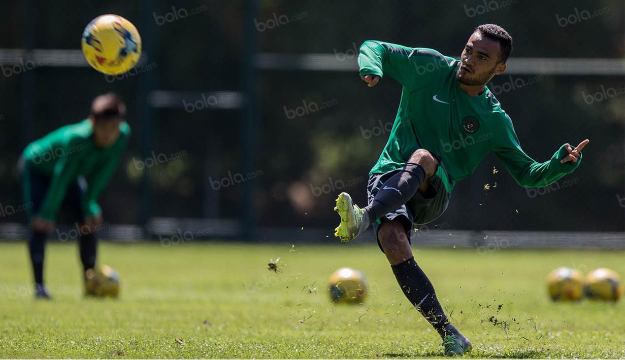 Rizky Pora berlatih bersama timnas Indonesia di Lapangan Sekolah Pelita Harapan, Banten, Sabtu (29/10/2016). Latihan ini digelar untuk persiapan jelang Piala AFF, November mendatang. (Bola.com/Vitalis Yogi Trisna)  