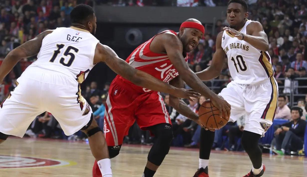 Pemain Houston Rockets, Bobby Brown, berusaha melewati pemain New Orleans Pelicans dalam laga pramusim NBA Global Games 2016 di Beijing, China, Rabu (12/10/2016) WIB. (AP Photo/Ng Han Guan)