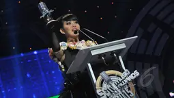 Artis sensasional, Syahrini berhasil menyabet penghargaan bergengsi sebagai Penyanyi Solo Wanita Paling Ngetop dalam ajang SCTV Music Awards 2015 di Studio 6 Emtek City, Jakarta, Rabu (6/5). (Liputan6.com/Herman Zakharia)