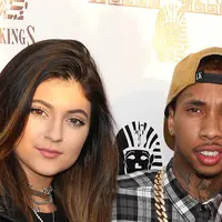 Kylie Jenner dan Tyga (via huffingtonpost.com)