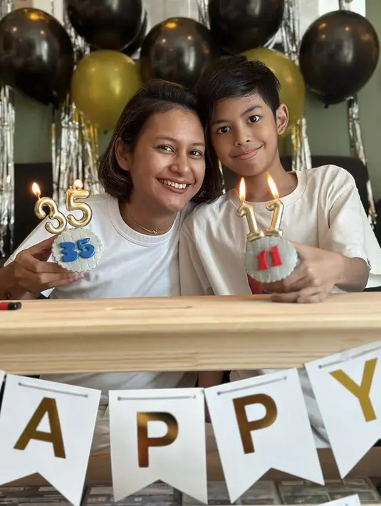 Raihaanun baru saat merayakan ulang tahun anak ke-2 nya yang sudah berusia 11 tahun. Keduanya pun kompak mengenakan pakaian serba putih.  (@raihaanun)
