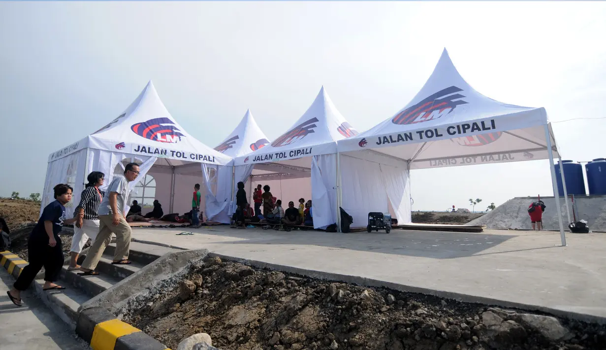 Sejumlah pemudik memanfaatkan "rest area alternatif" Km 153 Cipali, Jawa Barat, Rabu (21/6). Untuk melepas lelah sebagian pemudik dapat berhenti dan beraktivitas di sejumlah area peristirahatan sementara yang tersedia. (Liputan6.com/Gempur M Surya)