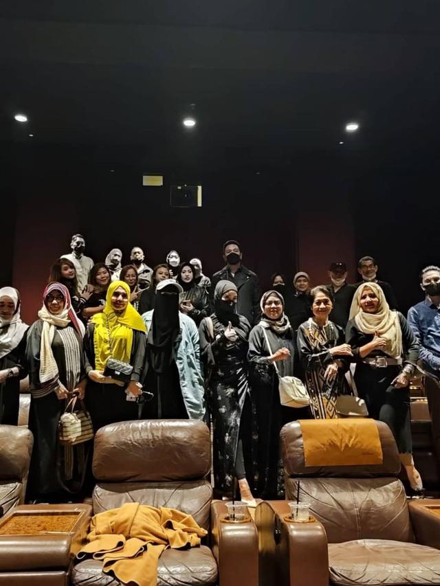 Neng Wirdha menyewa dua studio bioskop saat menyaksikan film Vidkill (https://www.instagram.com/p/CXvs3GnLa8Q/)