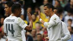Pemain Real Madrid Cristiano Ronaldo (kanan) merayakan gol bersama rekannya pada lanjutan La Liga Spanyol di Stadion Santiago Bernabeu, Madrid,  Sabtu (31/10/2015). Madrid menang 3-1.  (REUTERS/Andrea Comas)