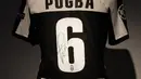 Jersey Juventus yang dikenakan oleh Paul Pogba saat menyingkirkan Manchester United pada Liga Champions 2015 ditampilkan di rumah lelang Christie, Paris, 26 April 2019. Hasil lelang akan disumbangkan ke sebuah yayasan untuk membantu anak-anak sekolah di area hitam Prancis. (FRANCOIS GUILLOT/AFP)