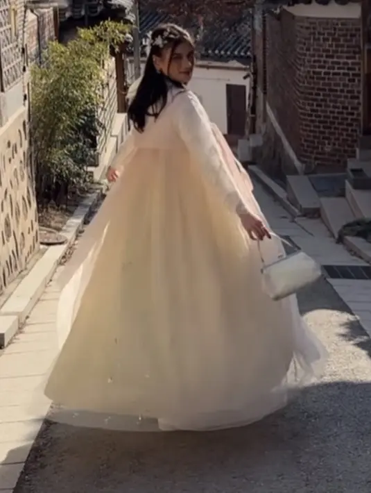 Ia pun melengkapi penampilannya dengan membawa tas putih yang biasa digunakan saat mengenakan hanbok. [@sabrinachairunnisa_]