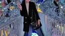 Sandra Dewi sering membagikan momen liburannya dan tak sedikit ia mengenakan blazer. Di foto ini misalnya, ia mengenakan kaus putih yang ditumpuknya dengan tweed blazer hitam dengan kancing emas besar, dipadunya dengan celana jeans dan sneakers putih. Foto: Instagram.