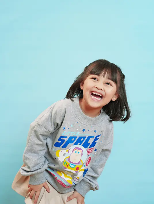 Soleram akan mengeluarkan koleksi khusus dengan karakter-karakter favorit dalam cerita Toy Story seperti sweater dengan karakter Buzz Lightyear yang akan hadir dalam dua varian warna earth tone yaitu abu-abu dan coklat (Foto: hypefast)