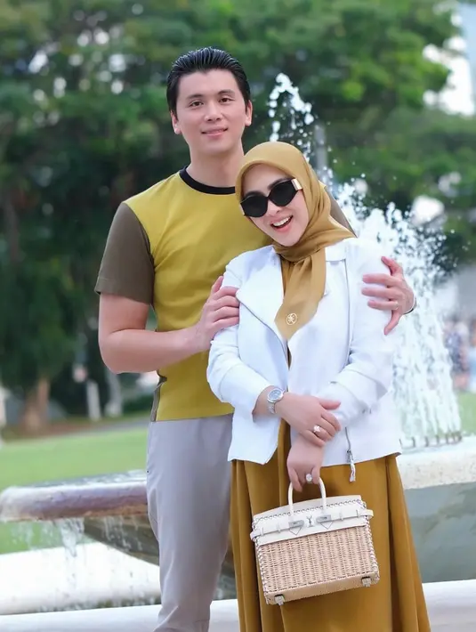 Dugaan Syahrini sedang hamil sebenarnya sudah terdengar dari jauh hari. Namun, sampai saat ini belum ada konfirmasi langsung dari pasangan yang menikah pada 27 Februari 2019 itu. Usai ramai kabar hamil, Syahrini kerap menutupi bagian perutnya dengan menggunakan tas saat berfoto. (Liputan6.com/IG/@princessyahrini)