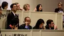 Suasana lelang Berlian Pink Star di Hong Kong, Selasa (4/4). Berlian 59,6 karat itu berhasil terjual $ 71,2 juta (Rp.949 M) sekaligus memecahkan rekor dunia. (AFP Photo/ ANTHONY WALLACE)