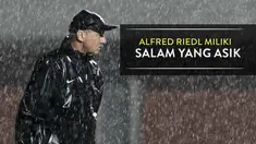 Video keramahan pelatih Timnas Indonesia, Alfred Riedl saat bertemu dengan jurnalis Bola.com di Stadion Maguwoharjo, Sleman