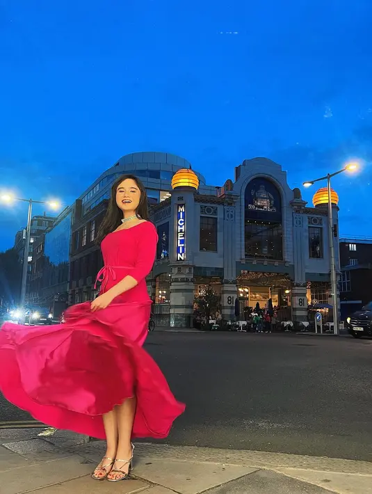 Tissa Biani dengan long dress bersiluet a-line warna fuschia. Kalung choker dan heels perak membuat penampilannya kian mewah. [Instagram/tissabiani]