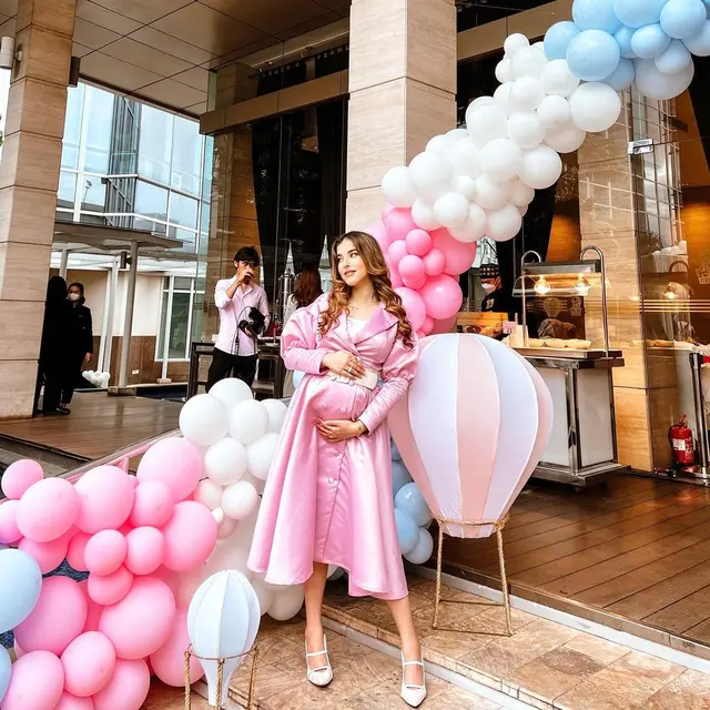 Inspirasi Baju Hamil Tasya Farasya dalam Balutan Dress Pink dan Biru