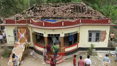 Warga berkumpul di sebuah kuil yang rusak akibat kebakaran di Kollam, India Selatan, Minggu (10/4). Media setempat melaporkan, kebakaran terjadi setelah perayaan yang menyalakan kembang api untuk menandai akhir sebuah festival. (REUTERS/Sivaram V)