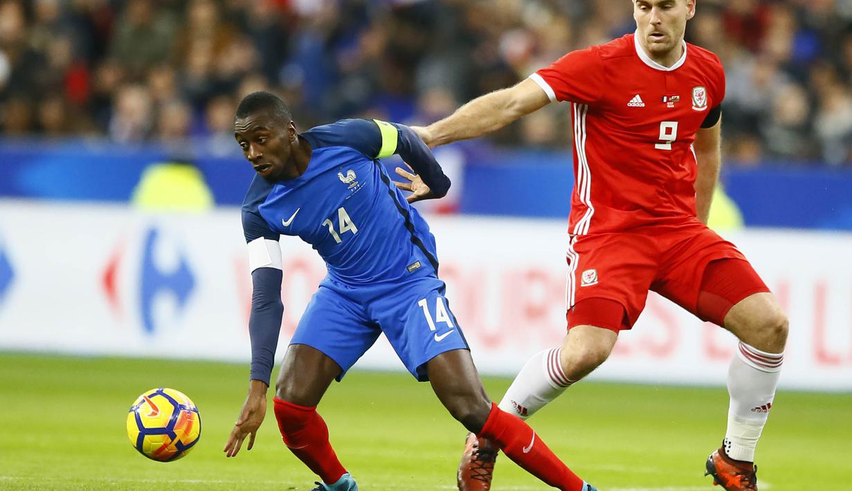 Gelandang Prancis, Blaise Matuidi, mengontrol bola saat pertandingan melawan Wales pada laga persahabatan di Stadion Stade de France, Sabtu (11/11/2017). Prancis menang 2-0 atas Wales. (AP/Francois Mori)