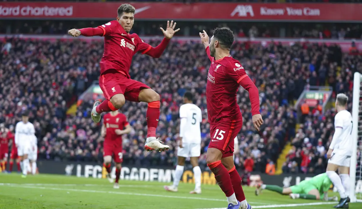 Pemain Liverpool Alex Oxlade-Chamberlain (kanan) merayakan dengan Roberto Firmino usai mencetak gol ke gawang Brentford pada pertandingan sepak bola Liga Inggris di Anfield, Liverpool, Inggris, 16 Januari 2022. Liverpool menang 3-0. (AP Photo/Jon Super)