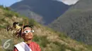 Seniman memakai kacamata melihat gerhana matahari di Bukit Matantimali, Sigi, Sulawesi Tengah, Rabu (9/3). Tarian tersebut dilakukan dalam rangka menyambut gerhana matahari total serta menolak bala. (Liputan6.com/Immanuel Antonius)