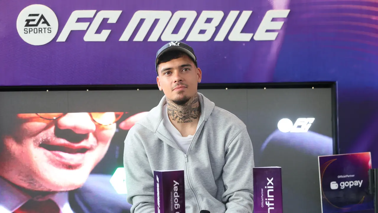 Pemain Persija Shayne Pattynama menghadiri ngabuburit bareng FC Mobile