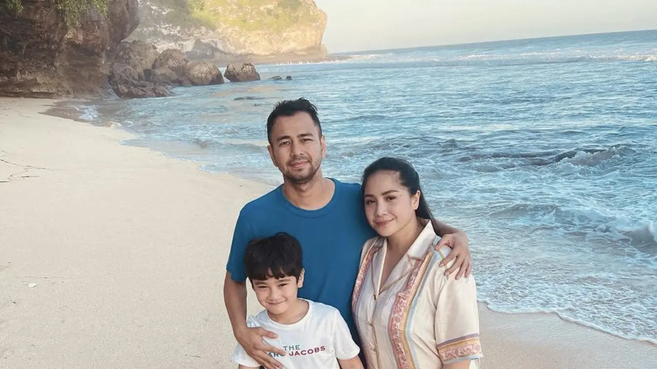 Kemeja Puluhan Juta Nagita Slavina Saat Liburan ke Bali, credit: Instagram @raffinagita1717