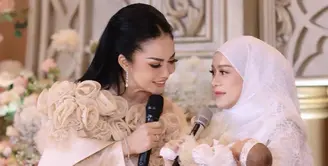 Krisdayanti jadi salah satu tamu spesial di acara Akikah anak ke-2 Lesti Kejora. Tampilan salah satu Diva Indonesia ini pun begitu totalitas dengan nuansa earth tone sesuai acaranya. [@krisdayantilemos]