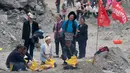 Keluarga serta kerabat korban membakar dupa dan kertas ritual untuk menenangkan arwah orang yang tewas di lokasi tanah longsor di desa Xinmo, Sichuan, China (25/6). Akibat longsor diperkirakan 118 orang masih hilang. (AP Photo / Ng Han Guan)