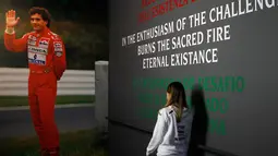 Sepanjang kariernya di ajang F1, Ayrton Senna pernah membela empat tim (Toleman, Lotus, McLaren, dan Williams). Tiga kali gelar juara dunia F1 (1988, 1990, dan 1991) pernah direngkuh pembalap asal Brasil ini. (REUTERS/Alessandro Garofalo)