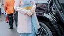 Saat upacara 17an di Medan, Kahiyang tampil dengan kebaya pink dipadukan kain bawahan warna biru dari desainer Mel Ahyar. Ia juga mengenakan aksesori kepala dari Rinaldy A Yunardi. [@ayanggkahiyang]