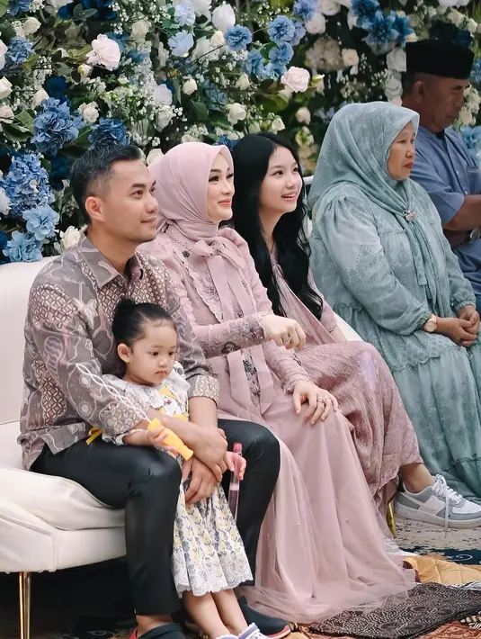 Bagian atas gaun dihiasi dengan bordir bunga yang elegan, dilengkapi dengan detail manik-manik berkilauan. Sentuhan ini mempertegas sisi glamor sekaligus tidak berlebihan, tetap cocok dengan tema acara keagamaan.  [@zaskia_gotix].
