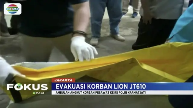 Delapan ambulan bawa 11 kantong jenazah dan 7 kantong properti Lion Air JT 610 ke RS Polri Jakarta.