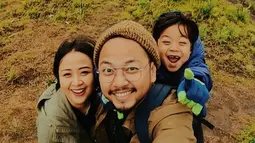 Sampai saat ini Astrid yang sudah berusia 38 tahun. Masih banyak penggemar, ia pun sampai manggung di luar pulau Jawa, seperti Sulawesi. Namun dalam kesibukannya, ia pun tetap memiliki waktu untuk keluarga. (Liputan6.com/IG/@astridbasjar)