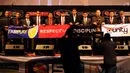 Sejumlah pemain dan pelatih tim yang lolos babak 8 besar membentangkan spanduk bertuliskan semangat dalam menjalani laga Indonesia Super League 2014, Jakarta, (1/10/2014). (Liputan6.com/Helmi Fithriansyah) 