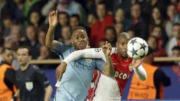 Pemain Manchester City, Raheem Sterling (kiri) berusaha merebut bola dari pemain AS Monaco, Djibril Sidibe pada leg kedua Babak 16 Besar Liga Champions di Louis II stadium, Monaco, Rabu(15/3/2016). Manchester City kalah 1-3. (AP/Claude Paris)