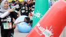 Seorang peserta terjatuh saat melewati balon rintangan pada ajang Splash Run di Pantai Carnaval Ancol, Sabtu (30/7/2016). (Bola.com/Nicklas Hanoatubun)