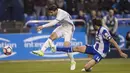Striker Real Madrid, Alvaro Morata, melepaskan tembakan ke arah gawang Deportivo pada laga La Liga di Stadion Riazor, La Coruna, Rabu (26/4/2017). Deprtivo kalah 2-6 dari Madrid. (AP/Lalo R Villar)
