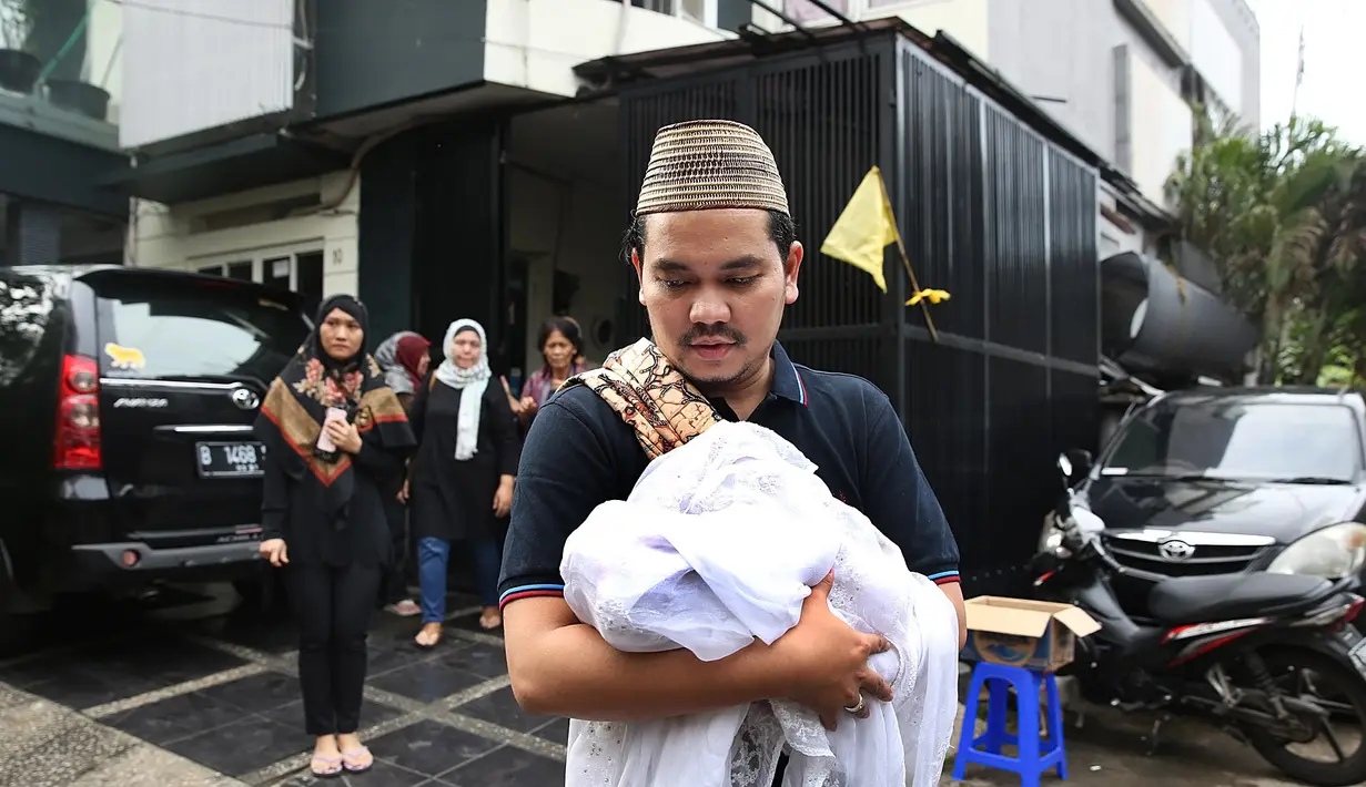 Indra Bekti yang menggunakan pakaian serba hitam terlihat kuat dan tidak terlihat meneteskan air mata. Terlebih ketika ia menggendong sendiri jenazah anak ke-3nya itu menuju tempat pemakaman. (Bambang E.Ros/Bintang.com)