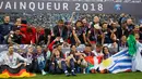 Pemain Paris Saint-Germain merayakan kemenangan atas Les Herbiers pada final Piala Prancis (Coupe de France) di Stade de France, Rabu (9/5). Untuk keempat kalinya secara beruntun sejak 2015, PSG berhasil menjadi juara Piala Perancis. (AP/Francois Mori)