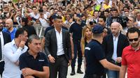 Para suporter menyambut kedatangan bintang baru Juventus, Cristiano Ronaldo, saat tiba untuk menjalani tes kesehatan di area Stadion Allianz, Turin, Senin (17/7/2018). CR 7 hijrah dari Real Madrid ke Juventus. (AFP/Miguel Medina)