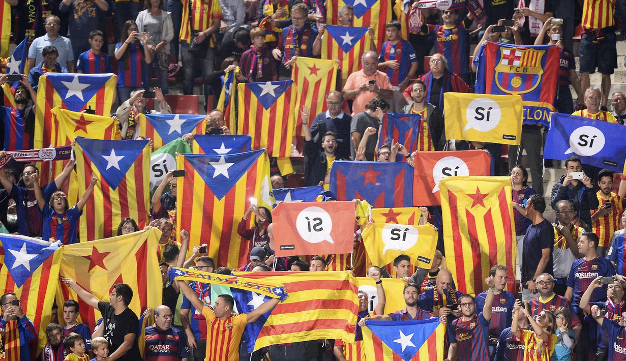 Para suporter Barcelona memberikan dukungan kepada Republik Katalunya saat melawan Girona pada laga La Liga Spanyol di Stadion Montilivi, Girona, Sabtu (23/9/2017). Girona kalah 0-3 dari Barcelona. (AFP/Josep Lago)