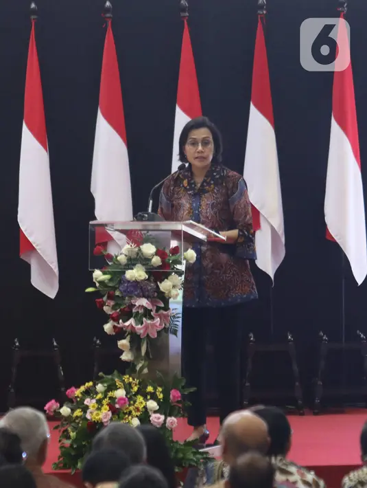 Menteri Keuangan Sri Mulyani memberikan sambutan saat penutupan perdagangan Pasar Modal Indonesia Tahun 2019 di BEI, Jakarta, Senin (30/12/2019). Pada penutupan IHSG ditutup melemah cukup signifikan 29,78 (0,47%) ke posisi 6.194.50. (Liputan6.com/Angga Yuniar)