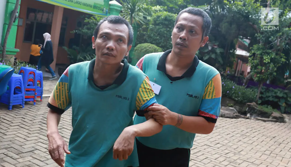 Penghuni Panti Sosial Bina Laras Harapan Sentosa (PSBLHS) 2 tiba untuk mengikuti pemilu serentak di Cipayung, Jakarta Timur, Rabu (17/4). Pada Pemilu 2019, total pemilih dengan disabilitas grahita dan mental yang masuk DPT berjumlah 54.295 pemilih. (Liputan6.com/Immanuel Antonius)