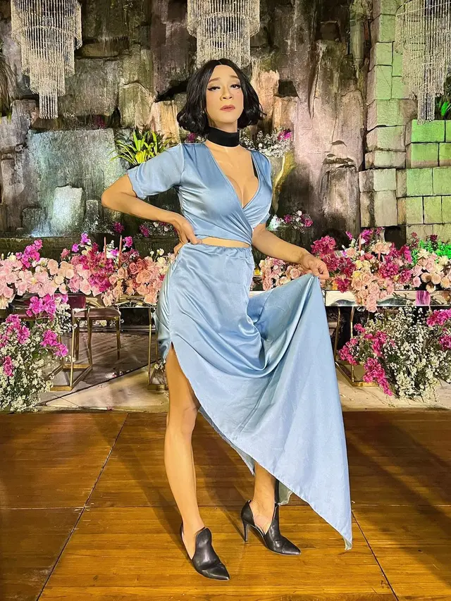 8 Potret Transformasi Gaya Aming dari Dandan ala Perempuan hingga Pakai Baju Koko