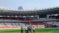 Erick Thohir melakukan peninjauan di Stadion Utama Gelora Bung Karno (SUGBK) pada Senin (13/3/2023) untuk memastikan kesiapan stadion jelang dihelatnya Piala Dunia U-20 2023. (Liputan6.com/Melinda Indrasari)