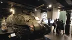Orang-orang mengunjungi pameran untuk memperingati 75 tahun kemenangan dalam perang antifasis dunia di Imperial War Museum, London, Inggris, 11 Agustus 2020. (Xinhua)