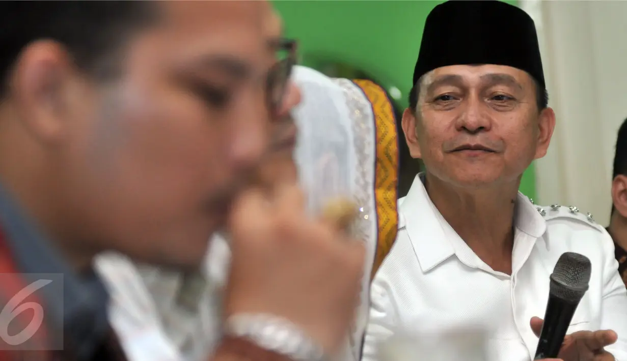 Irjen Benny Mokalu saat menggelar konferensi pers di Jakarta, Rabu (25/5). Bakal Calon Gubernur DKI Jakarta, Hasnaeni Moein atau Wanita Emas memperkenalkan Irjen Benny sebagai Bakal Calon Wakil Gubernur DKI Jakarta (Liputan6.com/Johan Tallo)
